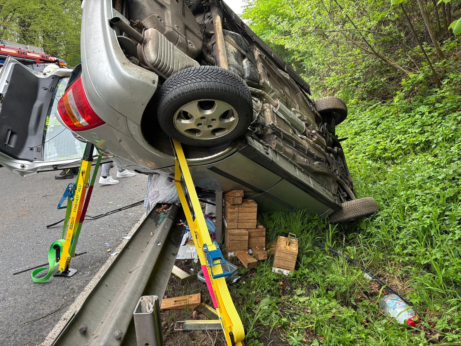 fahrzeug auf leitplanke